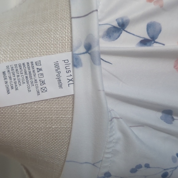 Plus size 1XL Floral Tunic - Picture 4 of 4